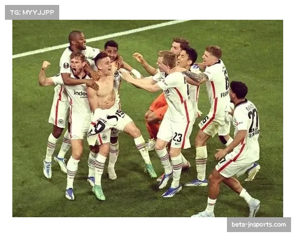 法兰克福主场沸腾 欧联杯球迷高歌助威气势震撼全场 法兰克福主场沸腾 欧联杯球迷高歌助威气势震撼全场